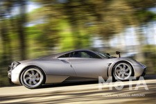 ほとんど「角」が存在しないサイドデザインはキャラクターラインが少なく、スーパーカーとしてはとてもエレガンスな雰囲気だ。重量は1350kgとスペックからすると軽量だが、カーボンとの複合素材のカーボテイニアムシャシーは軽いだけでなく、剛性も考えて設計されており、万が一の事故においても高い保護性能を発揮する。