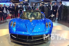 空力面の機能としては、走行状態に応じて展開する「コントロールフラップ」が車体前後2枚ずつの計4枚設置されている。走行中、車速やコーナリングGなどさまざまな情報をコンピューターで管理し、フラップが最適な角度で開く仕組みだ。それにより、フラップが空力調整とブレーキの役割を果たし、安定感のある走りを実現する。