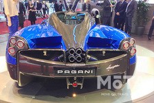 後部のコントロールフラップはそれぞれリアランプの内側に設置。中央部から突き出ている銃口のようなものは、チタン製のマフラーで、もちろんこれもハンドメイド。このアグレッシブなデザインは先代のゾンダから引き継がれており、ウアイラのスーパーカーのイメージをより強いものにしている。