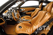 ホールド性を重視したセミバケットタイプのシートは、カーボン製の座面に高密度のクッションと上質なレザーを重ね、スポーツ性とラグジュアリー性を両立。また、座面の高さ調整は、座るとちょうど太もものあいだにあるダイヤルで行うという斬新な方法だ。