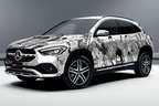 「メルセデス・ベンツ GLA」進撃の巨⼈× Mercedes me スペシャルコラボラッピングカー[（C）諫⼭創/講談社]