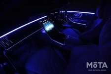 夜間の車内照明も近未来的だ。色もユーザーの好みでさまざまに変更することができる。  このライトはただの演出ではなく、走行中に自動ブレーキが作動した際などに警告として赤色になるなど、車の状態を視覚的にドライバーに伝える役割も担っている。