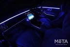 夜間の車内照明も近未来的だ。色もユーザーの好みでさまざまに変更することができる。  このライトはただの演出ではなく、走行中に自動ブレーキが作動した際などに警告として赤色になるなど、車の状態を視覚的にドライバーに伝える役割も担っている。
