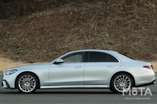メルセデス・ベンツ Sクラスと言えば、メルセデス・ベンツの技術力を象徴するフラッグシップモデル。2021年1月に日本発売された7代目となる新型Sクラスは、8年ぶりに全面改修が施された注目モデルとなっている。  今回のフルモデルチェンジの目玉は、AR技術を採用したヘッドアップディスプレイや、大型のメインディスプレイなどの先進装備だが、車の基本となる走行性能についても、メルセデス・ベンツが作り込んだだけに大幅な進化を遂げている。