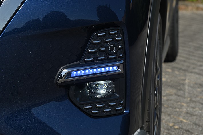 AUTECHらしいドットパターンはフォグランプフィニッシャー部に。LEDは発色まで吟味された
