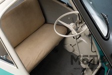 ドアを開けた瞬間に、目に飛び込んでくるベンチシートがなんとも可愛らしい。決して広いとは言えないが、大人が十分快適に乗車できるスペースは確保されている。  ちなみに、乗り込む際は運転者が先に乗らなければならない。仮に先に同乗者が乗っていると、運転者が乗り込む時に潰されてしまう可能性があるので注意が必要だ。