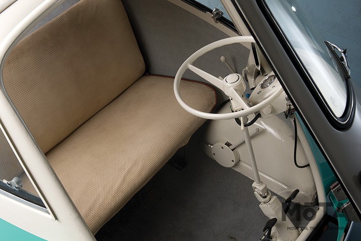 乗り降りは前から！？冷蔵庫みたいな顔面ドアが個性的なBMW