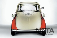 どこか冷蔵庫のような前開きのドアだが、それもそのはず。イセッタを開発したイソ社は、もともと冷蔵庫とスクーターの生産を行っており、開発時は2台並べたスクーターの真ん中に冷蔵庫を置いてデザインしたとも言われている。  全体のフォルムも可愛らしいデザインだが、取っ手のついたフロントマスクがなんとも愛らしい。