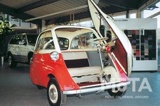 ハンドルや計器類は全て開口するドア側に取り付けられている。  気になるのがハンドルの軸だが、ドアを開いた時にハンドルの軸が複雑に折れ曲がる、極めて独創的な機構を採用して実現している。なぜそうまでして前面部から乗り込む仕組みにこだわったのか定かではないが、やはり冷蔵庫を製造していただけに前開きへのこだわりがあったのだろうか。