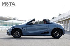 全長は3395mmで全幅1475mmと、長さと幅は一般的な軽自動車サイズだが、全高は現行国産車でもっとも低い1180m。同じ軽オープンカーであるダイハツ コペンの1280mmよりもさらに10mm低く、初めて乗る際、ルーフ（天井）に頭をぶつけてしまうユーザーも少なくない。