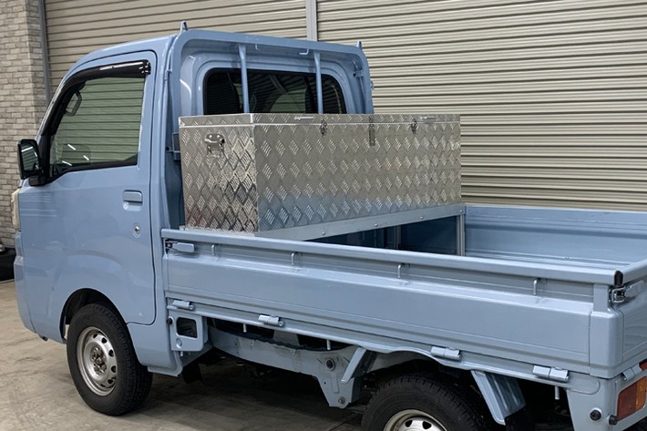 軽トラの荷台に簡単着脱！ 穴あけ加工不要の軽トラ専用キャリア