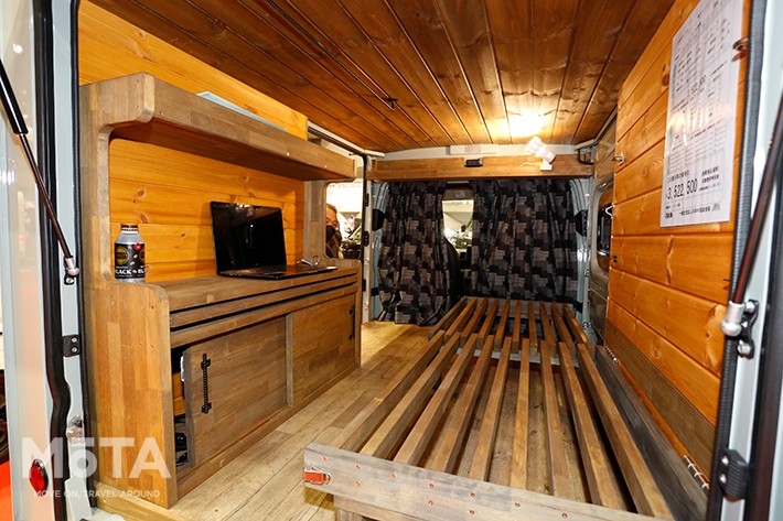 木造の室内は床・壁・天井にそれぞれ断熱処理も施され車中泊も快適だ！
