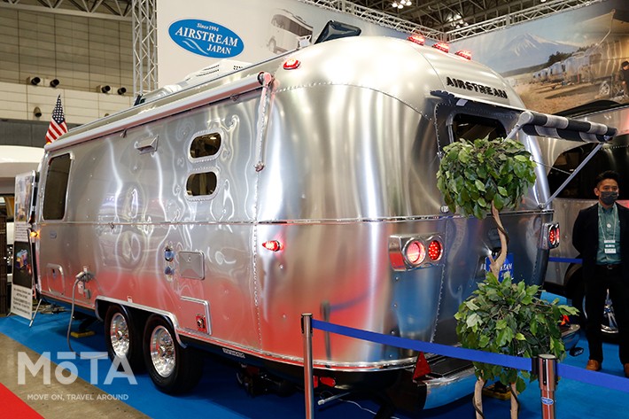 エアストリーム「Globetrotter 23FB/Twin」（1639万円・消費税込）[AIRSTREAM JAPAN（エアストリームジャパン）]