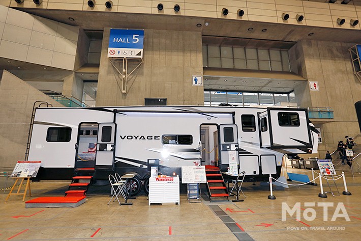 WINNEBAGO VOYAGE FIFTH WHEEL（ウィネベーゴ　ボヤージュ フィフスホイール）V3436FL（ウィネバゴ）[ジャパンキャンピングカーショー2021[2021年4月2日（金）～4月4日（日）／幕張メッセ（千葉県千葉市）]]