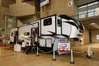 WINNEBAGO VOYAGE FIFTH WHEEL（ウィネベーゴ　ボヤージュ フィフスホイール）V3436FL（ウィネバゴ）[ジャパンキャンピングカーショー2021[2021年4月2日（金）～4月4日（日）／幕張メッセ（千葉県千葉市）]]