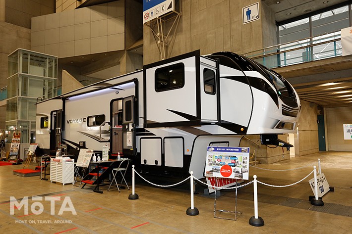 WINNEBAGO VOYAGE FIFTH WHEEL（ウィネベーゴ　ボヤージュ フィフスホイール）V3436FL（ウィネバゴ）[ジャパンキャンピングカーショー2021[2021年4月2日（金）～4月4日（日）／幕張メッセ（千葉県千葉市）]]