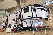 WINNEBAGO VOYAGE FIFTH WHEEL（ウィネベーゴ　ボヤージュ フィフスホイール）V3436FL（ウィネバゴ）[ジャパンキャンピングカーショー2021[2021年4月2日（金）～4月4日（日）／幕張メッセ（千葉県千葉市）]]