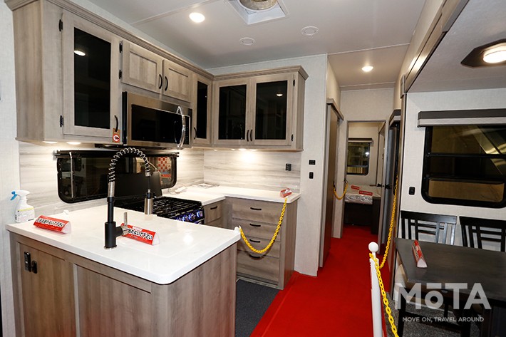 WINNEBAGO VOYAGE FIFTH WHEEL（ウィネベーゴ　ボヤージュ フィフスホイール）V3436FL（ウィネバゴ）[ジャパンキャンピングカーショー2021[2021年4月2日（金）～4月4日（日）／幕張メッセ（千葉県千葉市）]]