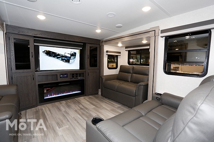 WINNEBAGO VOYAGE FIFTH WHEEL（ウィネベーゴ　ボヤージュ フィフスホイール）V3436FL（ウィネバゴ）[ジャパンキャンピングカーショー2021[2021年4月2日（金）～4月4日（日）／幕張メッセ（千葉県千葉市）]]
