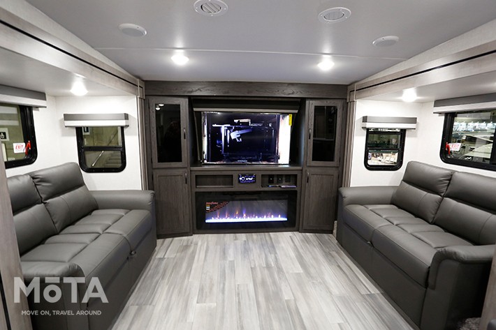 WINNEBAGO VOYAGE FIFTH WHEEL（ウィネベーゴ　ボヤージュ フィフスホイール）V3436FL（ウィネバゴ）[ジャパンキャンピングカーショー2021[2021年4月2日（金）～4月4日（日）／幕張メッセ（千葉県千葉市）]]