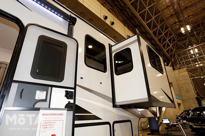 WINNEBAGO VOYAGE FIFTH WHEEL（ウィネベーゴ　ボヤージュ フィフスホイール）V3436FL（ウィネバゴ）[ジャパンキャンピングカーショー2021[2021年4月2日（金）～4月4日（日）／幕張メッセ（千葉県千葉市）]]