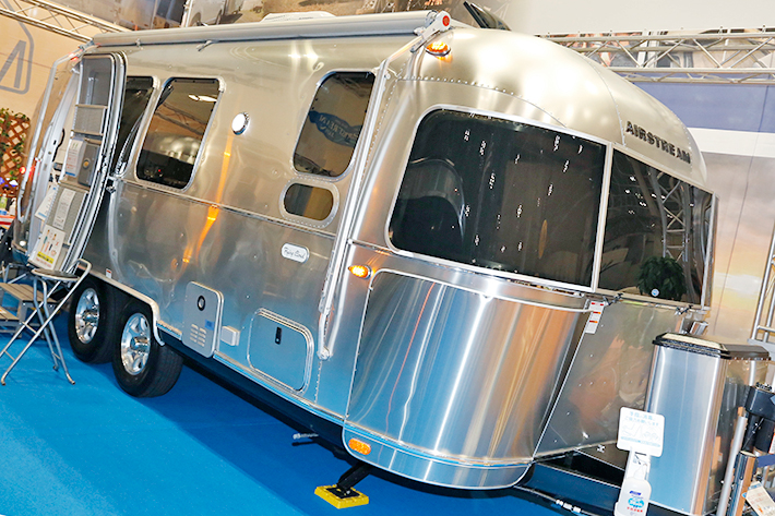 銀色に輝くキャンピングカー！ 憧れのアメリカントレーラー「エア