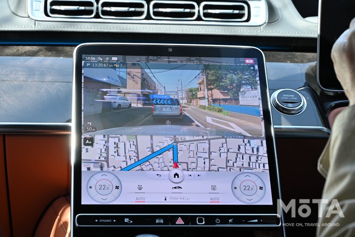 画面上部にAR画像を、下部にはナビ画面を表示するイメージだ。写真は新型Sクラス