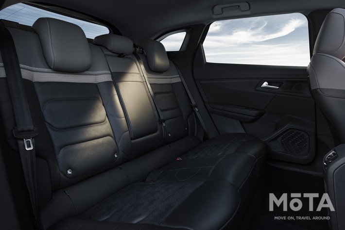 シート表皮は3種類ラインアップしており、ブラック×白など日本車にはあまり見かけないデザイン性が魅力