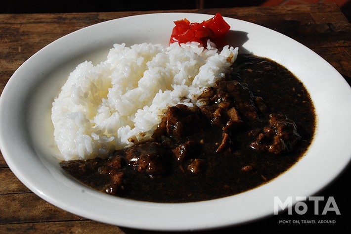 「深山成吉思汗(ミヤマジンギスカン)」が監修を手掛けた国産ラムの黒カレー