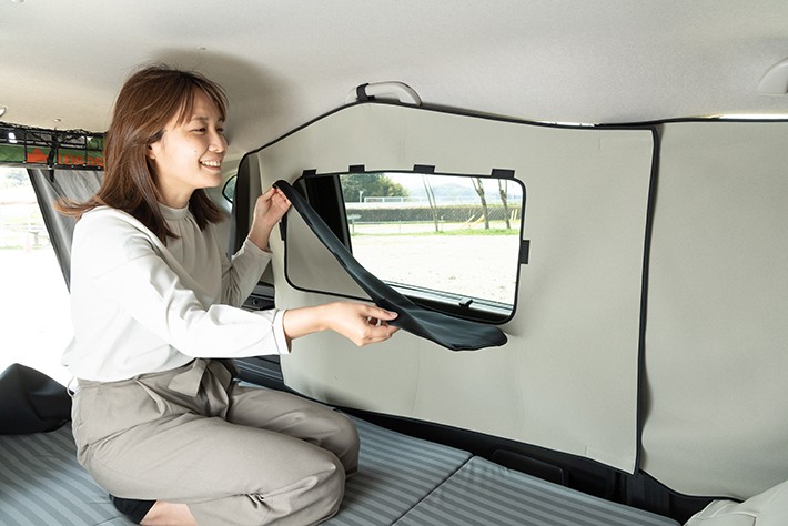 外の様子がわかるように小窓も備わっている。車両の窓も開ければ換気にも使える