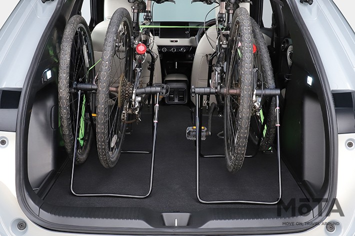 前輪さえ外せば、コンパクトな新型ヴェゼルでも写真の通り自転車を2台積むことも出来るようだ