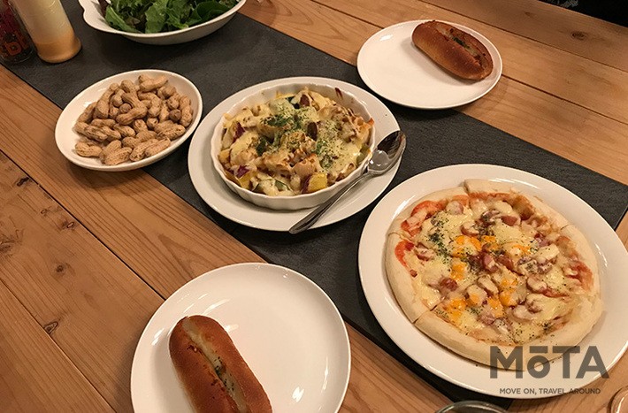 ソーセージ&ベーコンピザ600円/野菜&ペンネグラタン600円/チーズミートパン150円