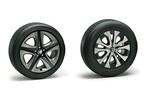 トヨタ 新型プリウス　17インチホイール（左）と15インチホイール（右）