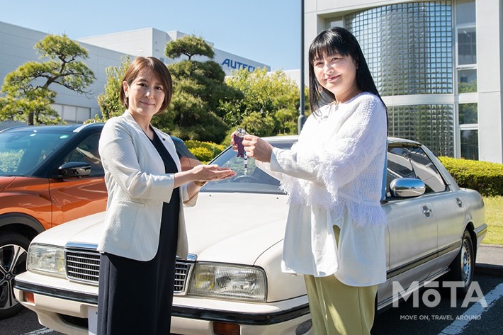 日産自動車の担当者にシーマのキーを預ける女優の伊藤かずえさん