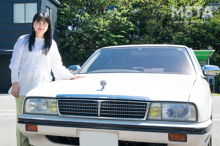 女優 伊藤かずえさんと愛車の「セドリックシーマ」（FPY31型）