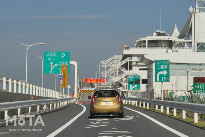 東京湾アクアラインが渋滞する要因のひとつは、途中の海ほたるパーキングエリアへ立ち寄るクルマによる渋滞（画像はイメージです）