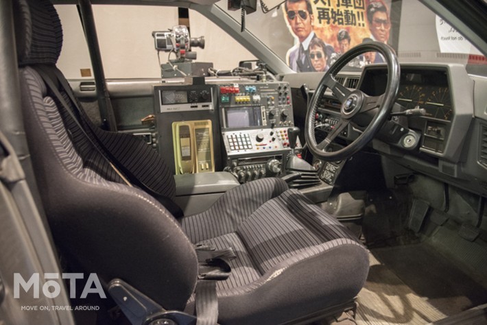 [西部警察]DR30型 日産 スカイラインRSターボ ”RS-3”（情報分析車）　ケーニッヒ製バケットシート＋4点式シートベルトやナルディのステアリングホイールなどでカスタマイズされていた[製作著作：株式会社石原プロモーション]