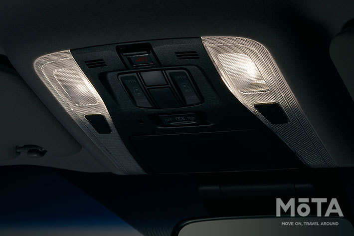 参考：トヨタ 新型アルファード　標準仕様のルームランプ　発光状態（ハロゲンルームランプ）