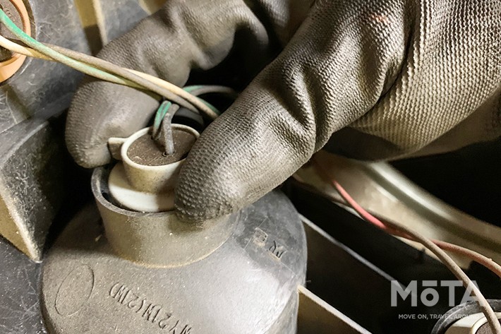 ウインカーソケット外し