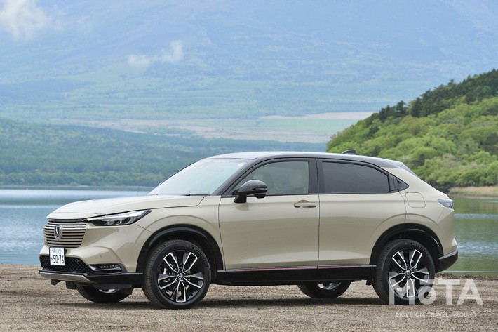 ホンダ 新型ヴェゼル PLaY[FF／ボディカラー：サンドカーキ・パール＆ブラック（2トーン）]