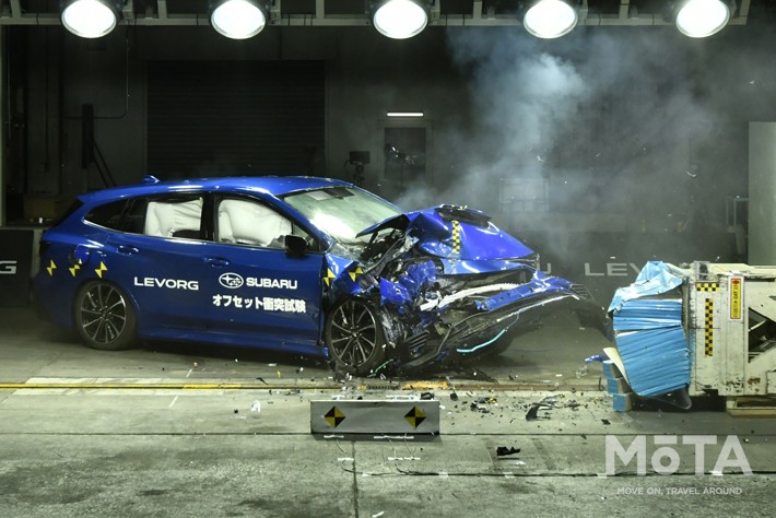 ボンネット部分で衝撃を吸収しており、それ以降の部分はほとんど変形していない