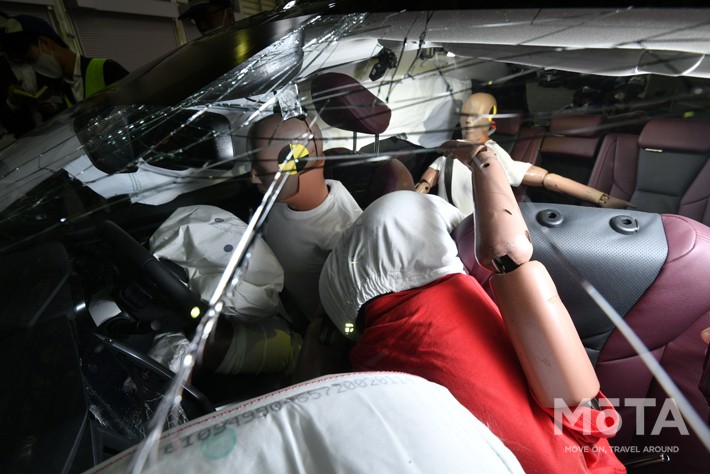 スバル 新型レヴォーグ衝突時の車内