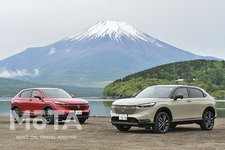 ホンダ 新型ヴェゼル （左）「G」（1.5リッター・4WD／ボディカラー：プレミアムクリスタルレッド）／（右）「e:HEV PLaY」（ハイブリッド・FF／ボディカラー：サンドカーキパール＆ブラック 2トーン）[2021年4月23日発売]