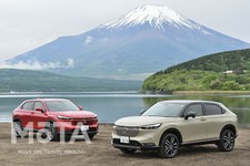 ホンダ 新型ヴェゼル （左）「G」（1.5リッター・4WD／ボディカラー：プレミアムクリスタルレッド）／（右）「e:HEV PLaY」（ハイブリッド・FF／ボディカラー：サンドカーキパール＆ブラック 2トーン）[2021年4月23日発売]