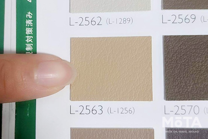 素材のサンプルを見ながら、ハーフオーダーの内容決め