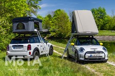 （左）「MINI Cooper SE Countryman ALL4（ミニ クーパー SE カントリーマン オールフォー）」[欧州仕様／日本名：ミニクロスオーバー PHEV（プラグインハイブリッド）]／（右）「MINI Cooper SE（ミニ クーパー SE）」[欧州仕様車／EV（電気自動車）]