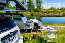 （左）「MINI Cooper SE Countryman ALL4（ミニ クーパー SE カントリーマン オールフォー）」[欧州仕様／日本名：ミニクロスオーバー PHEV（プラグインハイブリッド）]／（右）「MINI Cooper SE（ミニ クーパー SE）」[欧州仕様車／EV（電気自動車）]