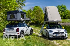 （左）「MINI Cooper SE Countryman ALL4（ミニ クーパー SE カントリーマン オールフォー）」[欧州仕様／日本名：ミニクロスオーバー PHEV（プラグインハイブリッド）]／（右）「MINI Cooper SE（ミニ クーパー SE）」[欧州仕様車／EV（電気自動車）]