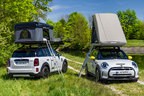 （左）「MINI Cooper SE Countryman ALL4（ミニ クーパー SE カントリーマン オールフォー）」[欧州仕様／日本名：ミニクロスオーバー PHEV（プラグインハイブリッド）]／（右）「MINI Cooper SE（ミニ クーパー SE）」[欧州仕様車／EV（電気自動車）]