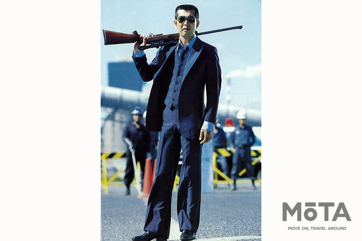 城西署 部長刑事 黒岩頼介（渡哲也）／渡氏がライフルやショットガンを用いて敵を仕留めるスタイルもこの大都会シリーズから始まった／「大都会 PART III」より[製作著作：石原プロモーション／発売元：ポニーキャニオン]